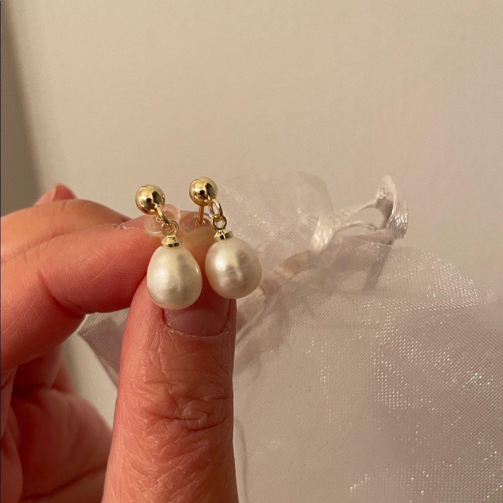 Elegant Gold and Pearl Drop Earrings